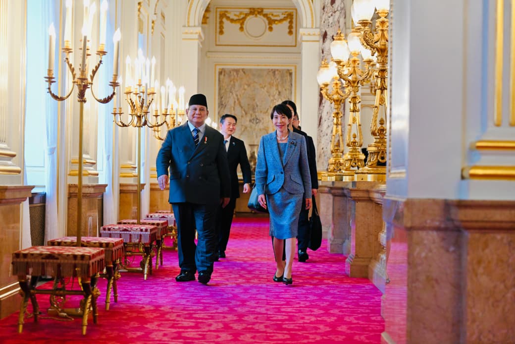 Presiden Prabowo Subianto berjalan bersama Perdana Menteri (PM) Jepang Sanae Takaichi di Istana Akasaka Jepang. (BeritaNasional/Setpres)
