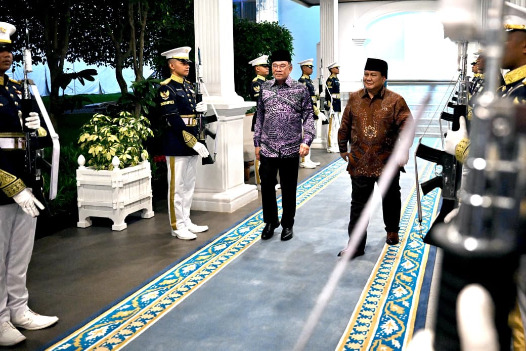 Presiden Prabowo Subianto berjalan bersama PM Malaysia Anwar Ibrahim. (BeritaNasional/Setpres)