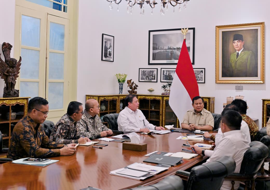 Presiden Prabowo Subianto rapat bersama sejumlah menteri bahas efisiensi anggaran. (BeritaNasional/Setpres)