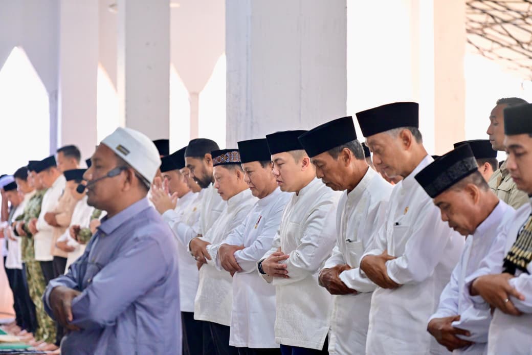 Presiden Prabowo Subianto salat Idul Fitri bersama warga Aceh Tamiang. (BeritaNasional/Setpres)