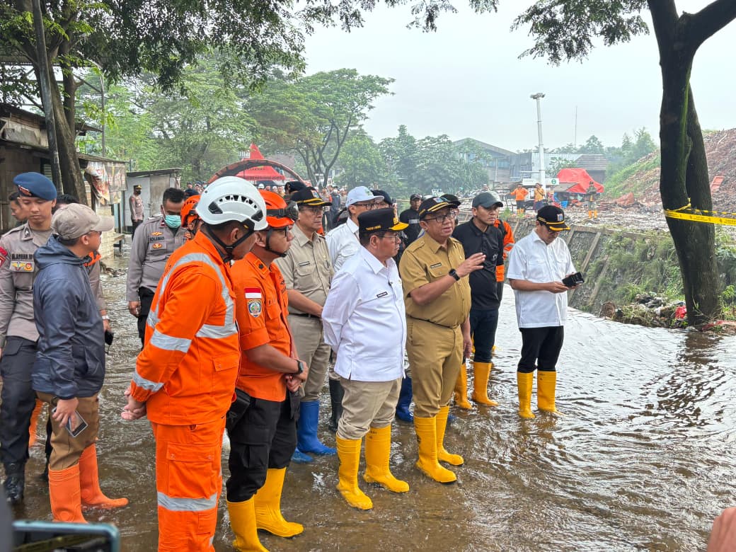 Gubernur Jakarta Pramono Anung (tengah, kemeja putih) saat meninjau TPST Bantargebang. (Foto/Pemprov Jakarta)