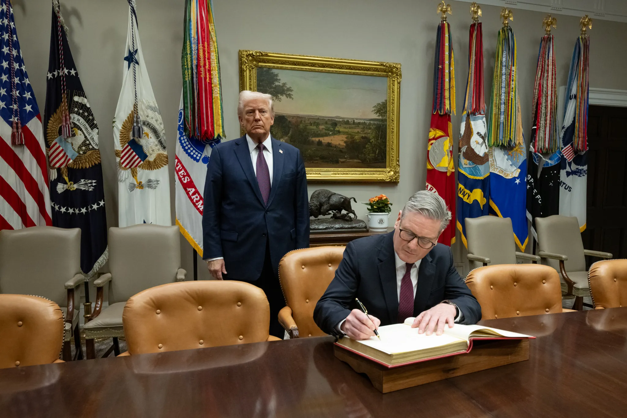 Presiden AS Donald Trump (kiri) bersama PM Inggris Keir Starmer. (Foto/White House)