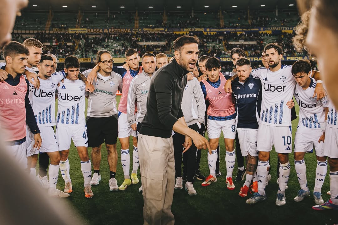 Pelatih Como 1907 Cesc Fabregas memberikan motivasi kepada skuadnya. (Foto/Instagram)
