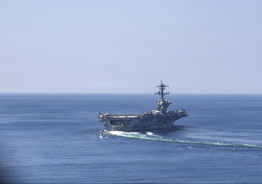 Kapal melintas di Selat Hormuz. (BeritaNasional/CENTCOM)