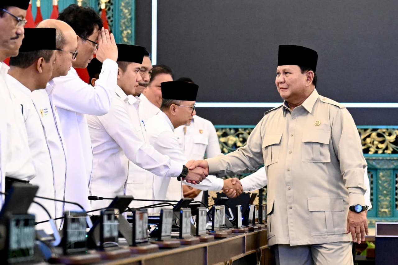 Presiden Prabowo Subianto salami para menteri. (BeritaNasional/Setpres)