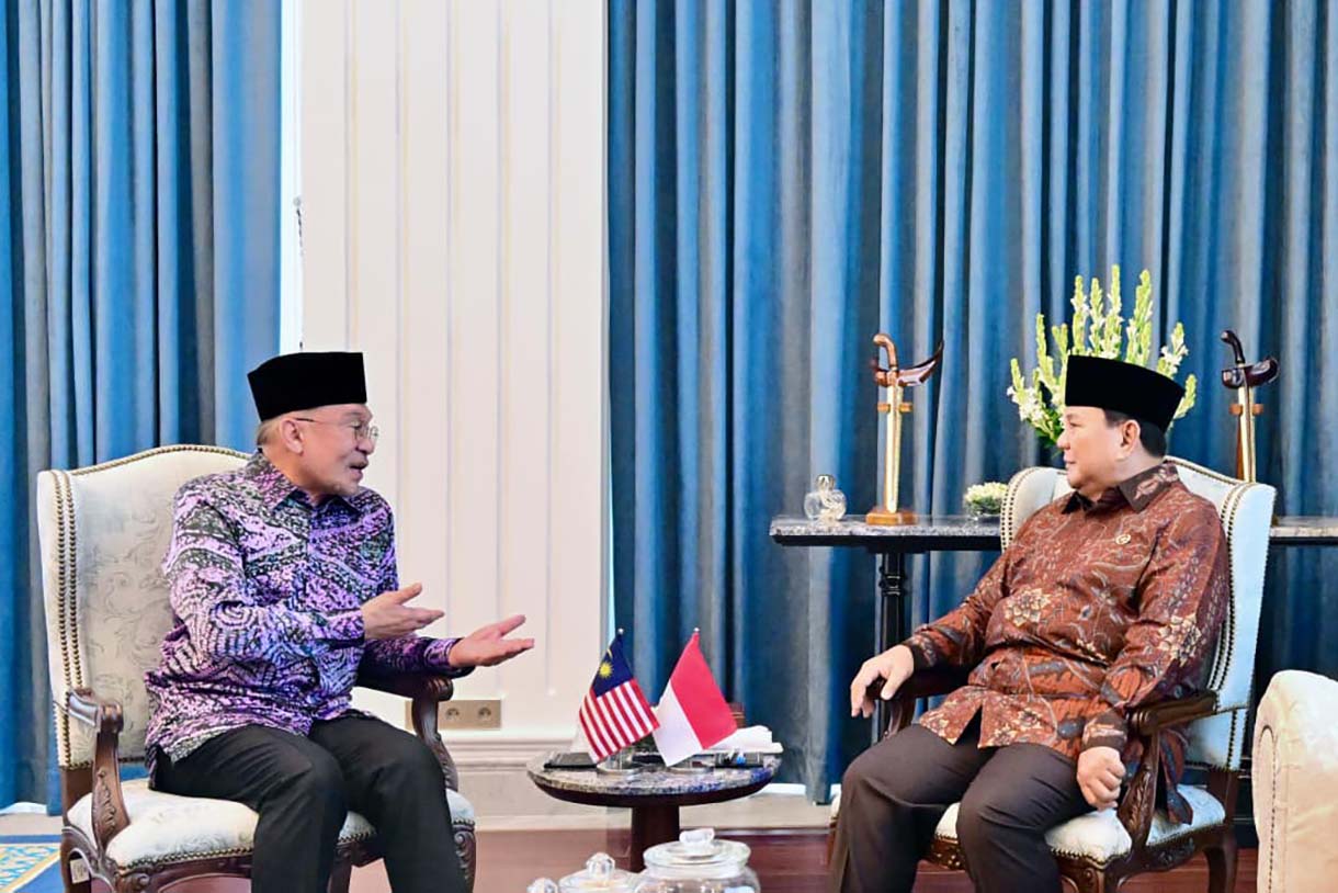 Presiden Prabowo Subianto (kanan) berbincang dengan Perdana Menteri Malaysia Anwar Ibrahim menerima kunjungan di Istana Merdeka, Jakarta, Jumat (27/3/2026). (Biropers)