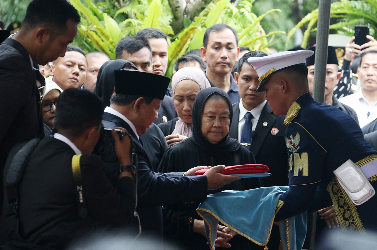 Presiden Prabowo Subianto (kedua kiri) memberi bendera Merah Putih kepada Istri Wakil Presiden ke-6 Try Sutrisno, Tuti Sutiawati (kedua kanan) saat pemakaman Wakil Presiden ke-6 Try Sutrisno di Taman Makam Pahlawan Nasional Utama (TMPNU) Kalibata, Jakarta, Senin (2/3/2026). (Beritanasional.com/Oke Atmaja)