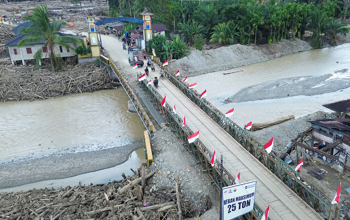 Warga melinta di Jembatan Aek Garoga yang terletak di Kecamatan Batang Toru, Kabupaten Tapanuli Selatan, Sumatera Utara.(Biropers)