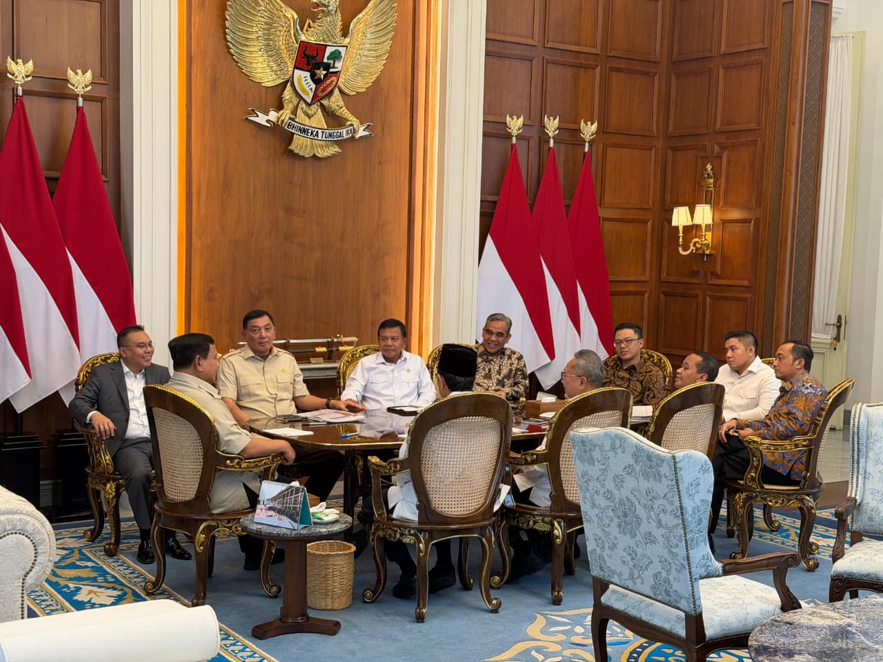 Presiden menerima Pimpinan DPR Sufmi Dasco Ahmad dan sejumlah menteri di Istana Merdeka Jakarta. (BeritaNasional/Setpres)