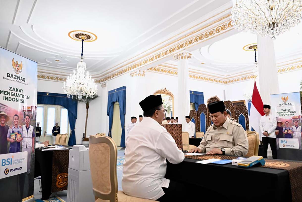 Presiden Prabowo Subianto (kanan) dan amil yang diwakili Ketua Baznas Sodiq Mudjahid di Istana Negara, Jakarta, Jumat (13/3/2026). (Biropers)