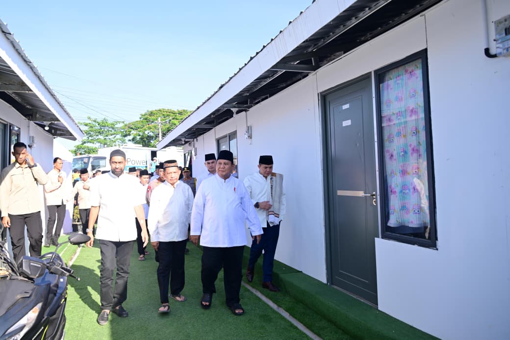 Presiden Prabowo Subianto melihat huntara di Aceh Tamiang. (BeritaNasional/Setpres)