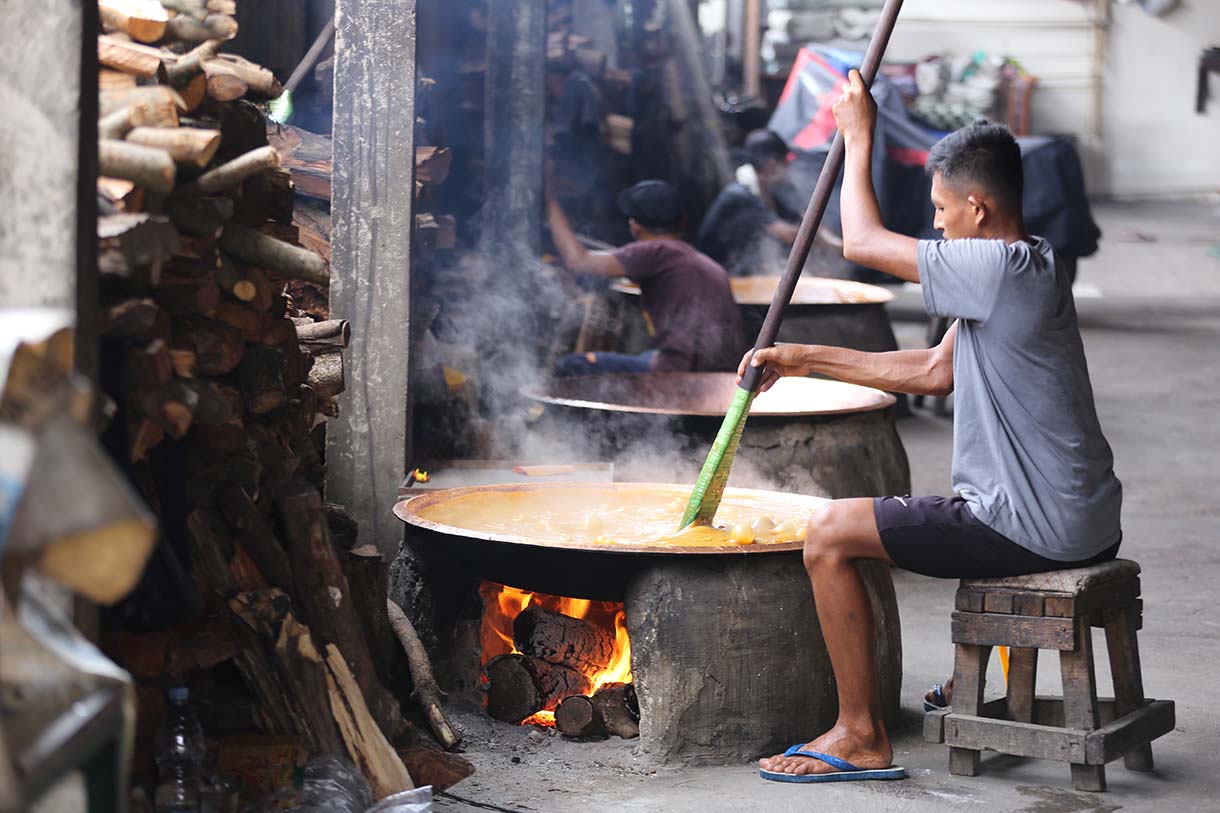 Pekerja mengaduk dodol di Dodol Betawi Ibu Yuyun, Pejaten Timur, Pasar Minggu, Jakarta Selatan, Jumat (13/3/2026).(Beritanasional.com/Oke Atmaja)