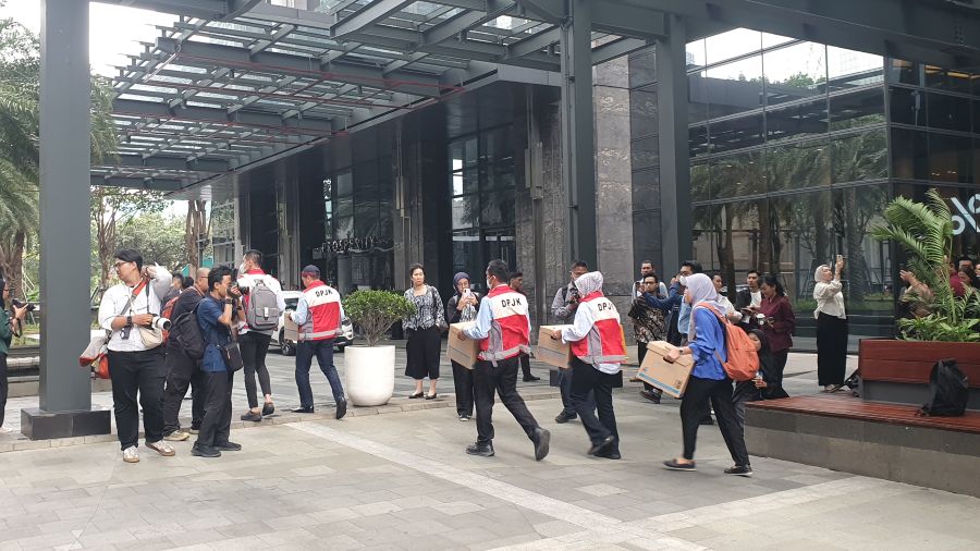 Penggeledahan PT Mirae Asset Sekuritas Indonesia di kawasan SCBD. (BeritaNasional/Bachtiarudin Alam)