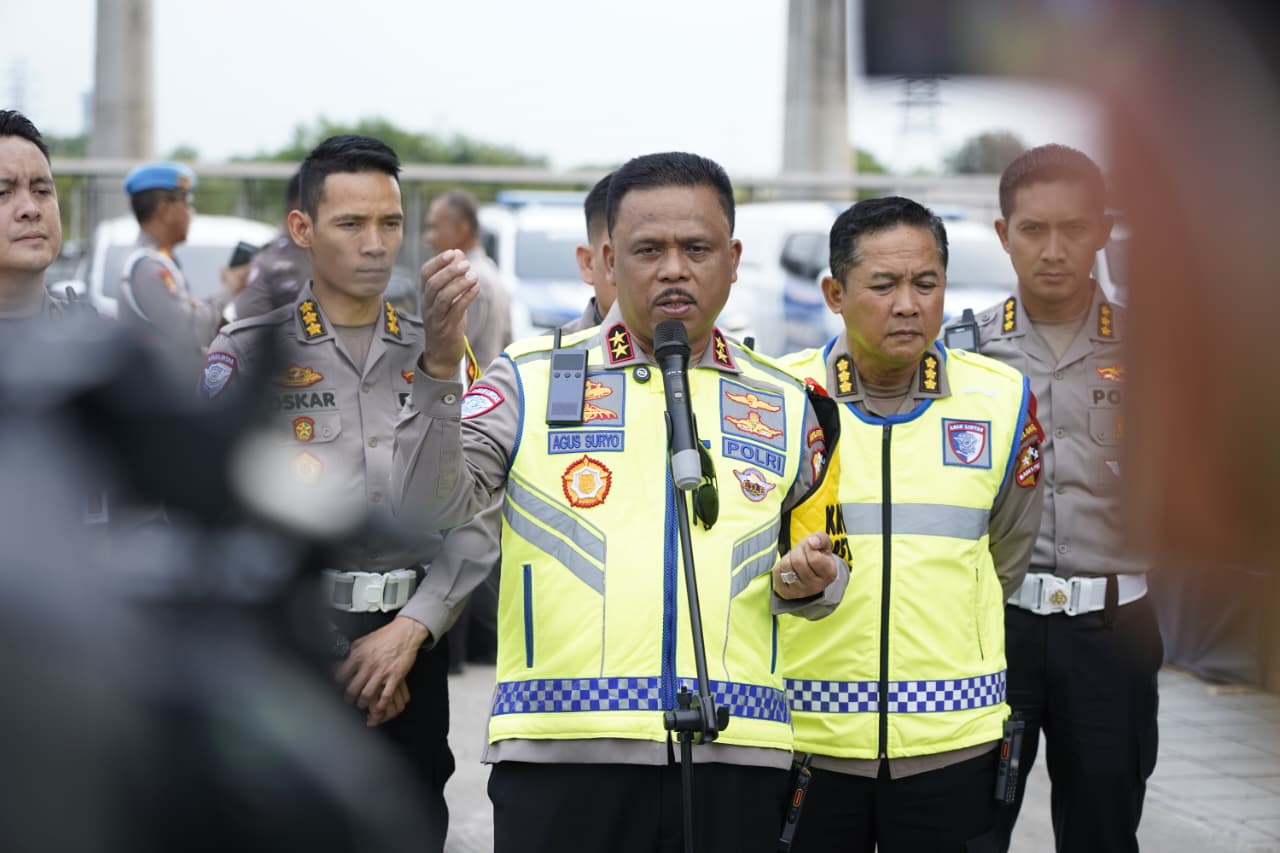 Kakorlantas Polri Irjen Pol Agus Suryonugroho memberikan keterangan terkini situasi arus mudik Lebaran 2026. (BeritaNasional/dok Polri)