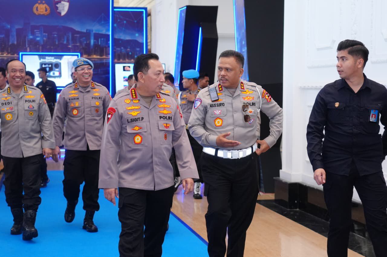 Kakorlantas Polri Irjen Agus Suryo bersama Kapolri Jenderal Listyo Sigit Prabowo. (BeritaNasional/Bachtiarudin)