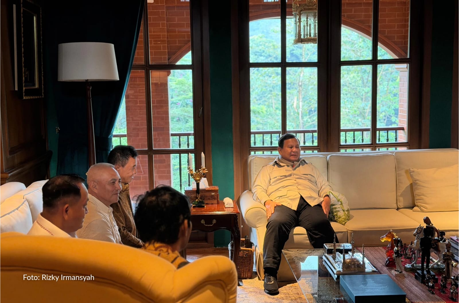 Presiden Prabowo Subianto bersama mantan ajudan dan pengawal. (Foto/BPMI)