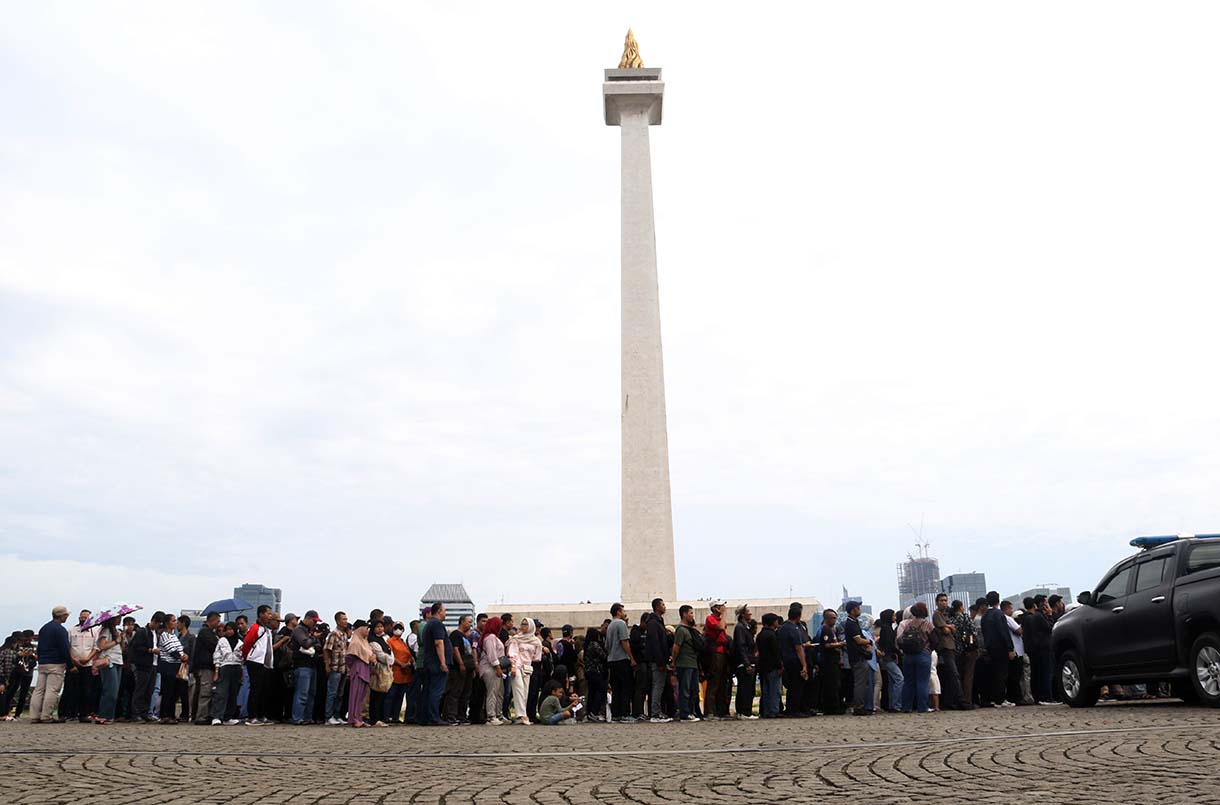 Warga antre untuk menukarkan kupon sembako pada Pasar Murah untuk Rakyat di kawasan Monas, Jakarta, Sabtu (28/3/2026).  (Beritanasional.com/Oke Atmaja)
