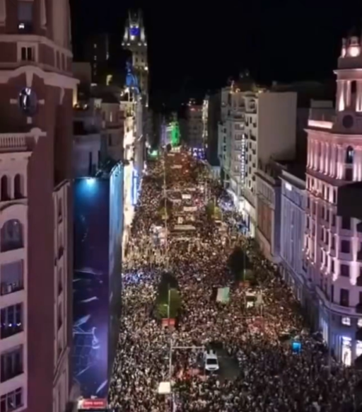 Ribuan orang turun ke jalan dalam aksi protes penghentian konflik Timur Tengah di Madrid, Spanyol. (BeritaNasional/X Power To The People)