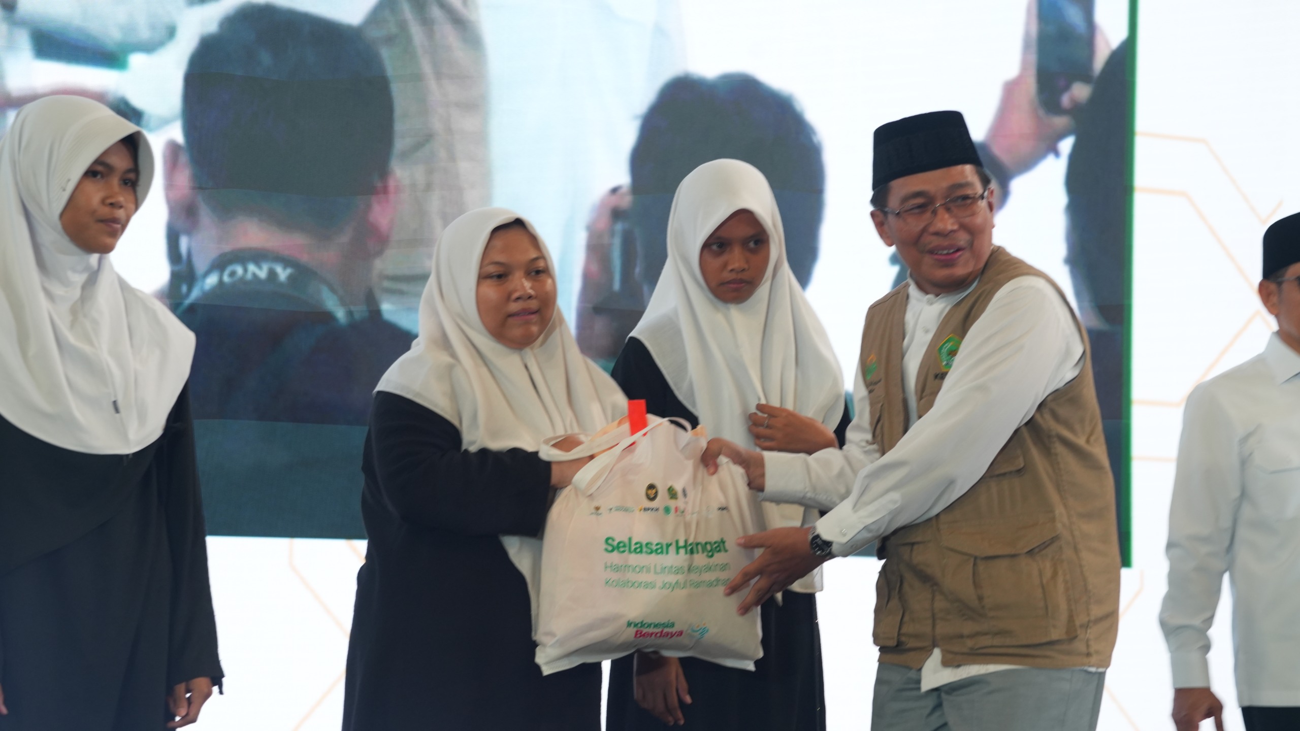 Kemenag membagikan zakat di acara Selasar Hangat: Harmoni Lintas Keyakinan Kolaborasi Joyful Ramadan di Jakarta International Velodrome, Kamis (12/3/2026). (BeritaNasional/Kemenag)