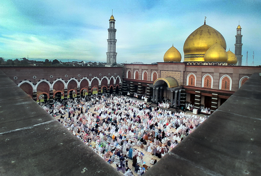 Umat Islam menunaikan shalat Idul Fitri 1447 Hijriah di Masjid Kubah Emas Depok. (BeritaNasional/Elvis Sendouw)