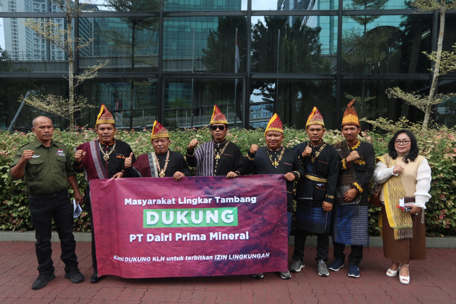 Forum Komunikasi Pemangku Hak Ulayat Pakpak Dairi (FKPHUPD) mendatangi kantor Kementerian Lingkungan Hidup di Jakarta memberikan dukungan terhadap rencana investasi pertambangan oleh PT Dairi Prima Mineral (DPM) di Kabupaten Dairi.