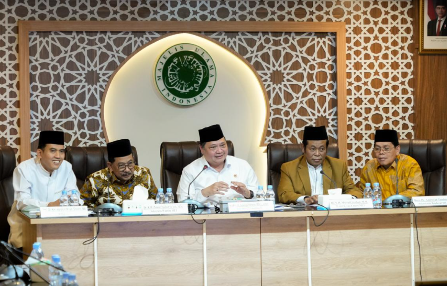 Menko Perekonomian Airlangga Hartarto (tengah) saat menyambangi MUI. (Foto/Dok Kemenko Perekonomian)