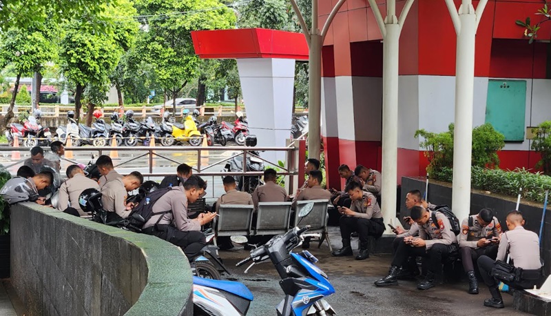 Sejumlah aparat berjaga di Gedung KPK (Beritanasional/Gus Yaqut)
