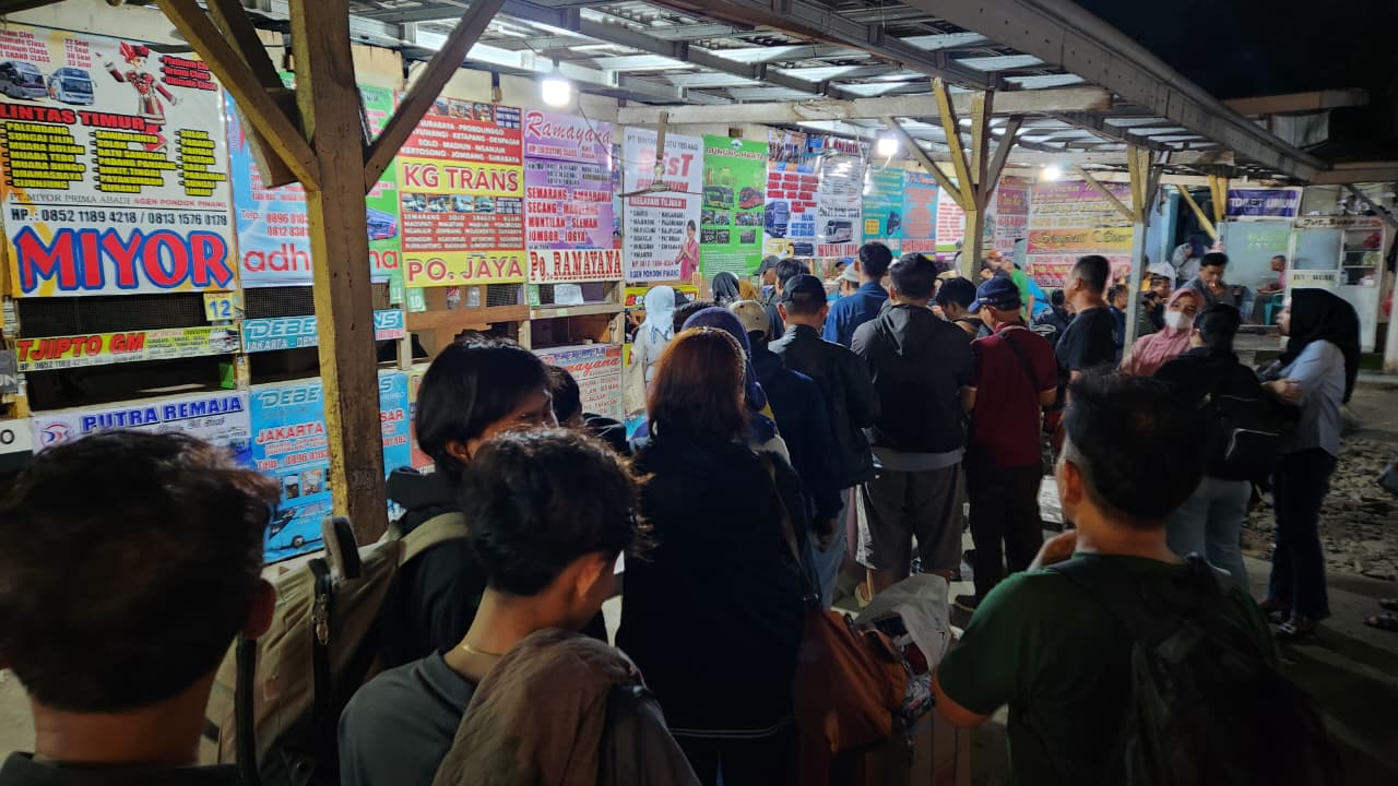 Antrean pemudik di Terminal Lebak Bulus, Jaksel saat arus mudik Lebaran 2026. (BeritaNasional/Panji)