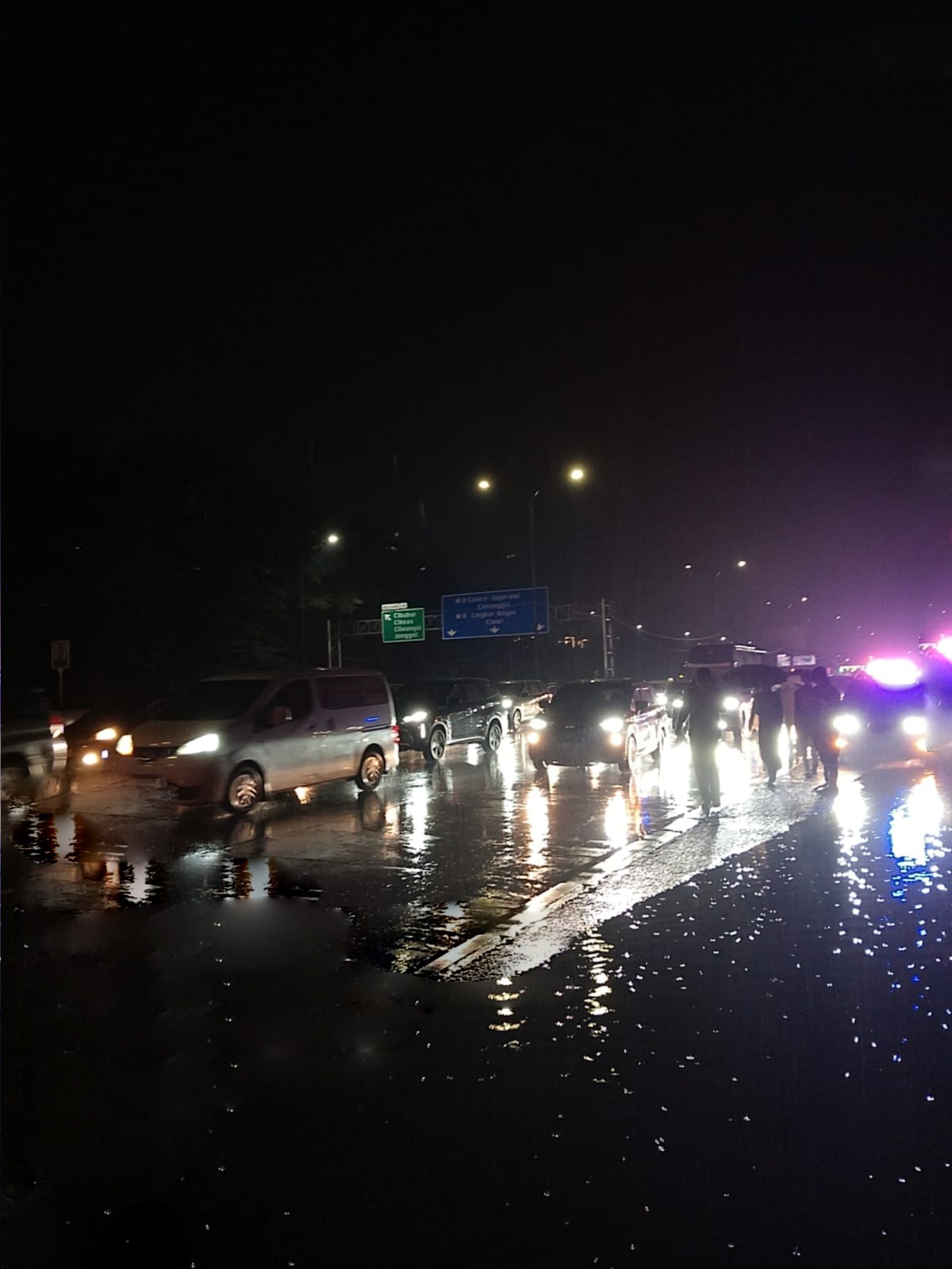 Kondisi Tol Jagorawi tergenang air saat hujan deras pada Sabtu (21/3/2026) kemarin. (BeritaNasional/JMTM)