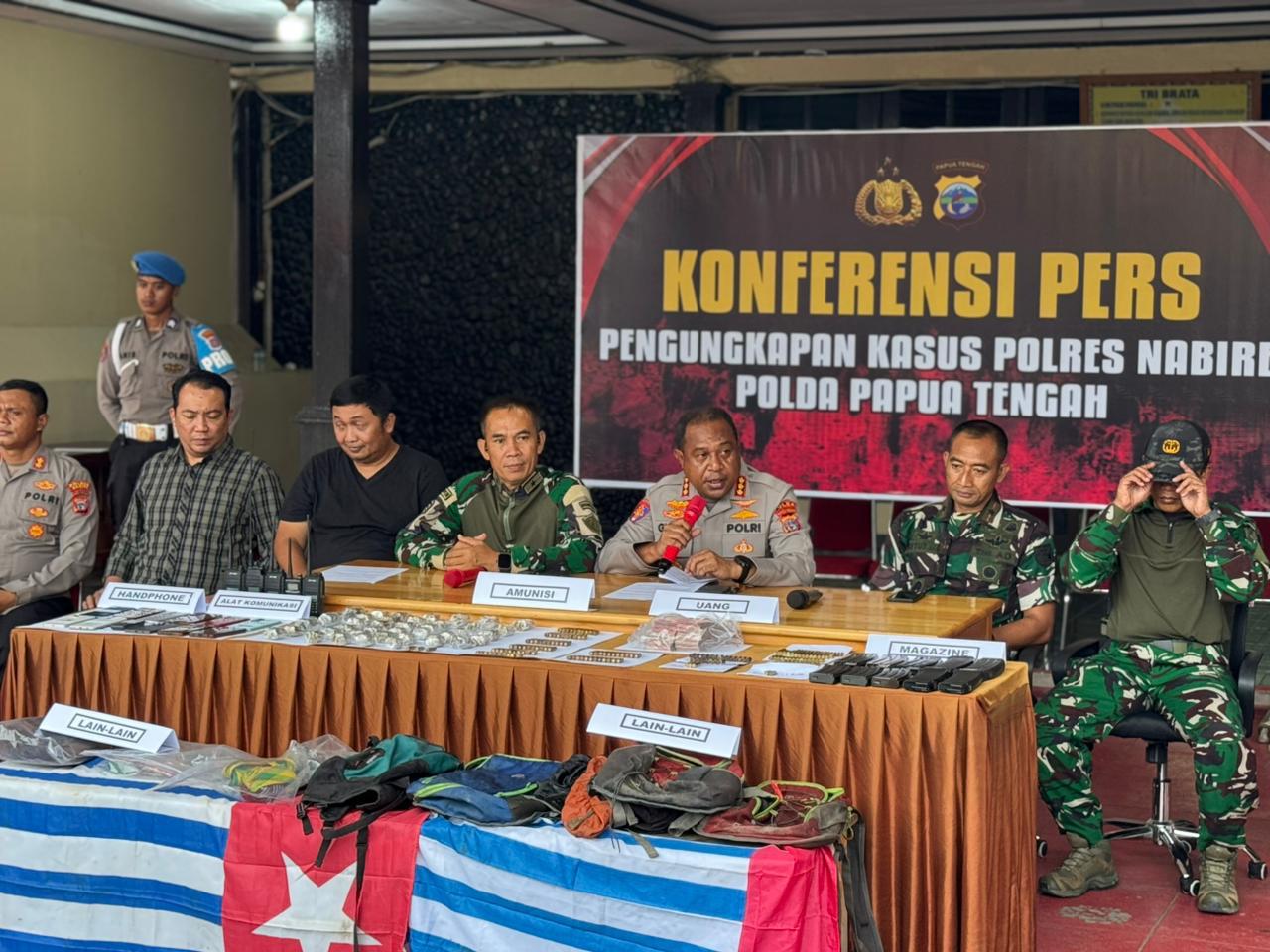 Personel gabungan TNI-Polri memberikan keterangan kepada pers di Papua Tengah. (BeritaNasional/dok Polri)