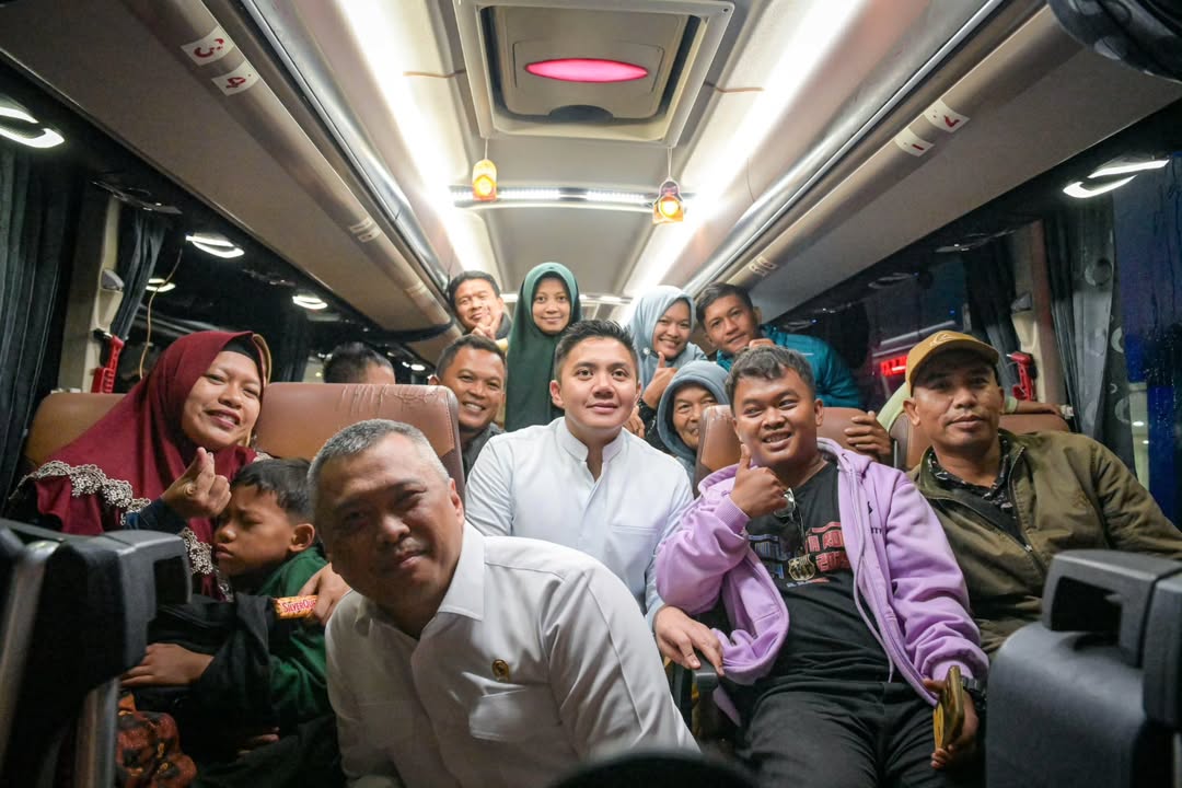 Sekretaris Kabinet Teddy Indra Wijaya pantau arus balik Lebaran 2026 di Terminal Terpadu Pulo Gebang. (Foto/sekretariat.kabinet)