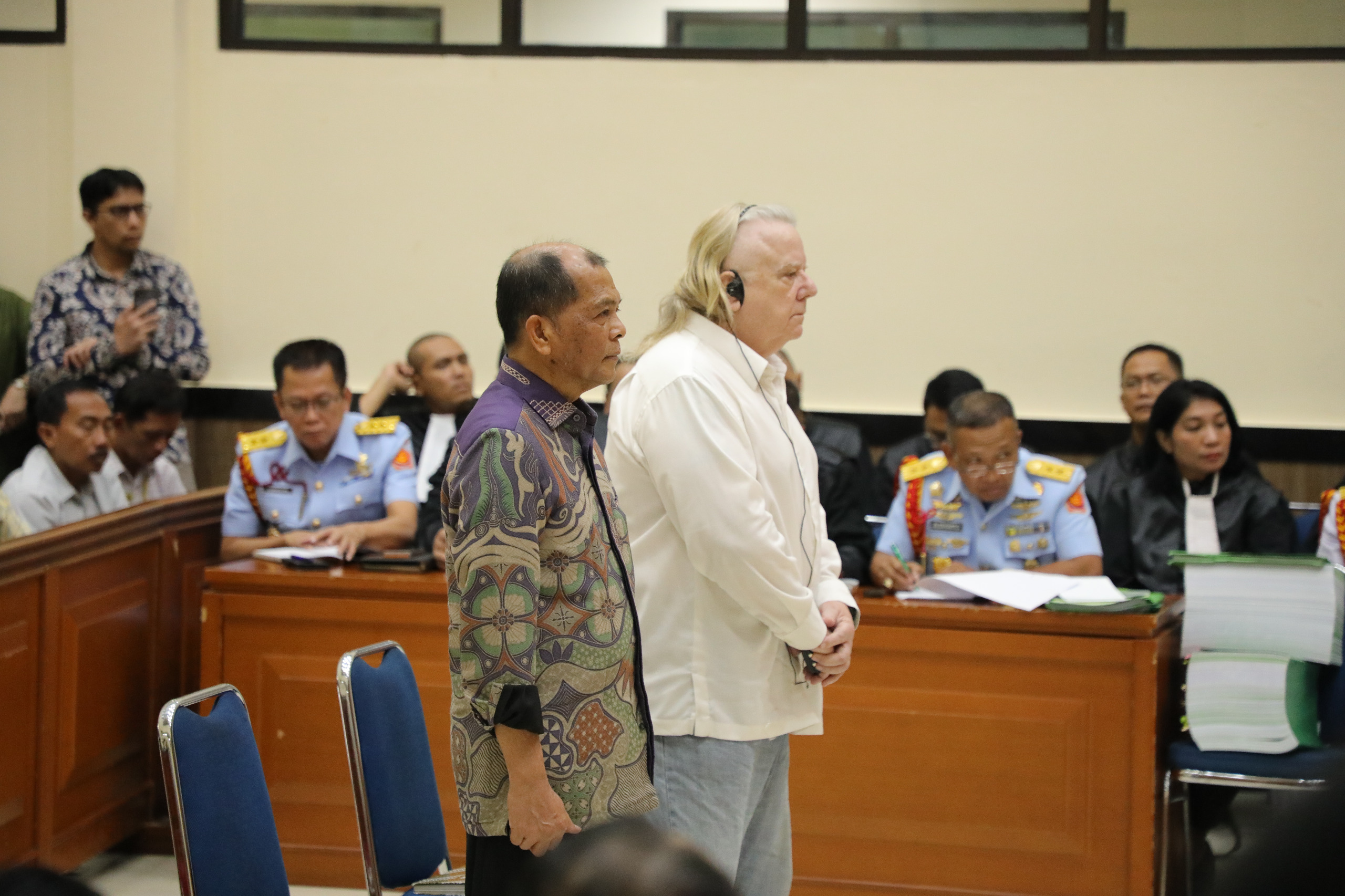 Terdakwa eks Kepala Badan Sarana Pertahanan Kemhan Laksda TNI (Purn) Leonardi (baju batik) saat sidang dakwaan. (BeritaNasional/Bachtiarudin)