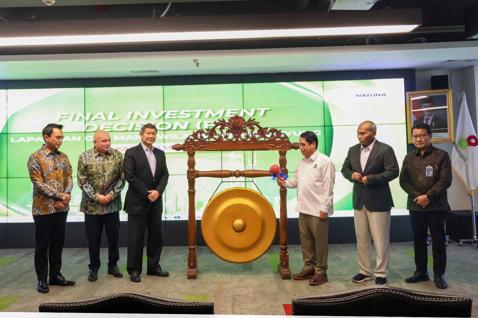 Chairman Conrad Asia Energy Peter Botten (dua dari kiri) bersama CEO Arsari Group Hashim S. Djojohadikusumo (tiga dari kiri) dan Kepala SKK Migas Djoko Siswanto (dua dari kanan). (Foto/Istimewa)