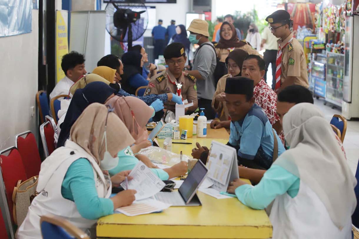 Petugas Badan Narkotika Nasional (BNN) Provinsi DKI Jakarta memeriksa urine sopir bus jelang arus mudik 2026 di Terminal Kampung Rambutan, Jakarta Timur, Rabu (18/3/2026).  (Beritanasional.com/Oke Atmaja)