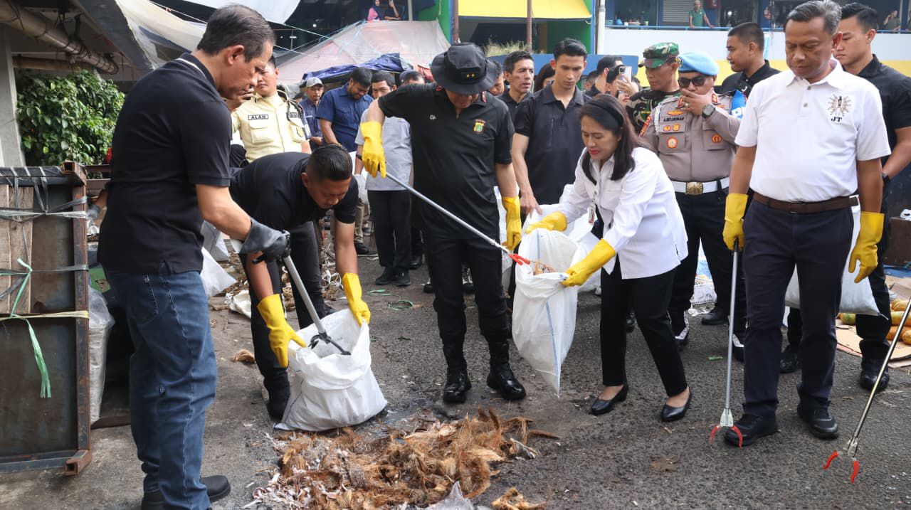 Menteri LH Hanif Faisol Nurofiq (kiri) saat kegiatan korve di Pasar Kramat Jati, Jakarta Timur, Rabu (11/3/2026). (Foto/Humas Polda Metro)