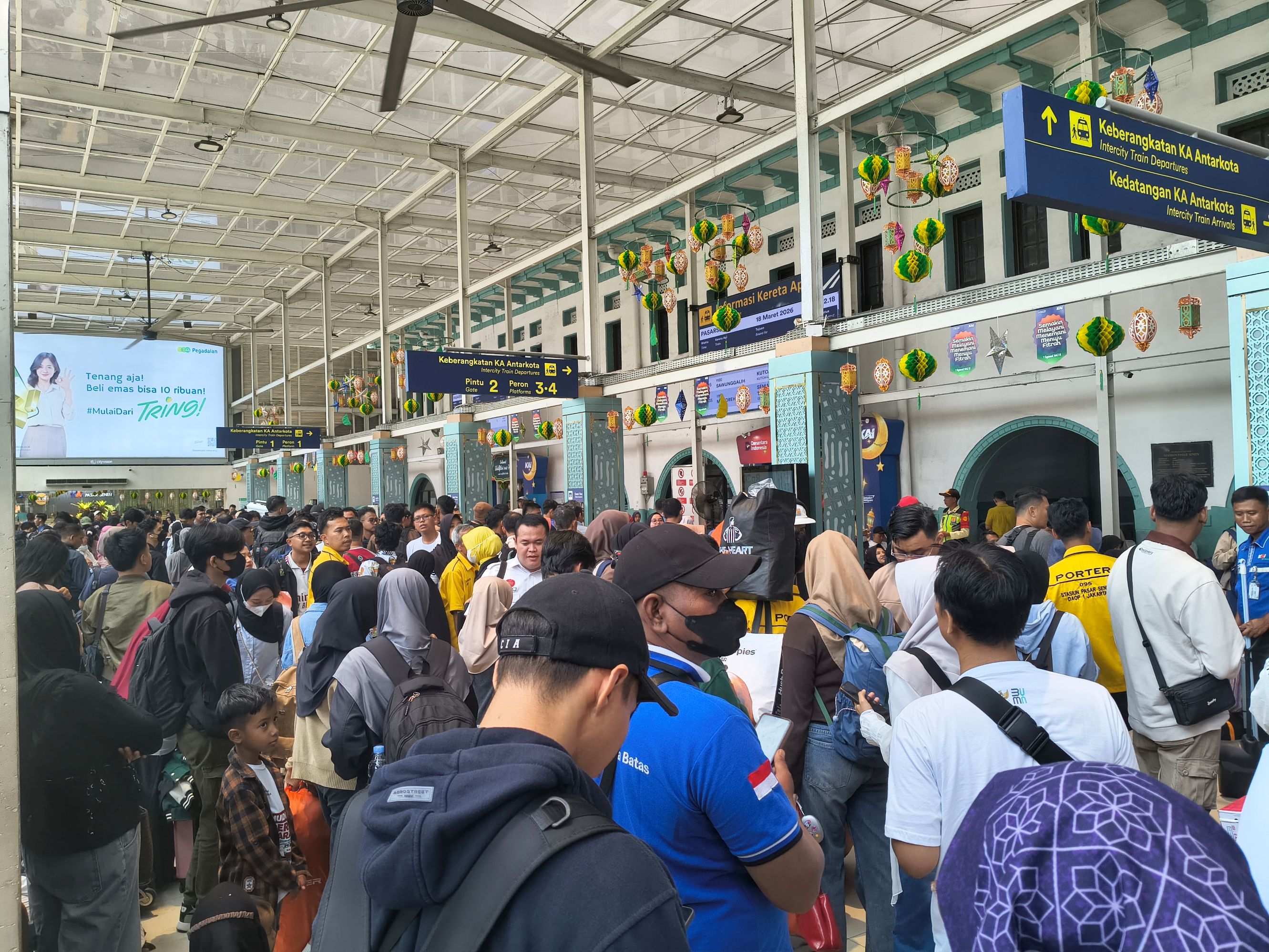 Pemudik padati Stasiun Pasar Senen, Jakarta pada H-3 Lebaran, Rabu (18/3/2026). (BeritaNasional/Ahda)