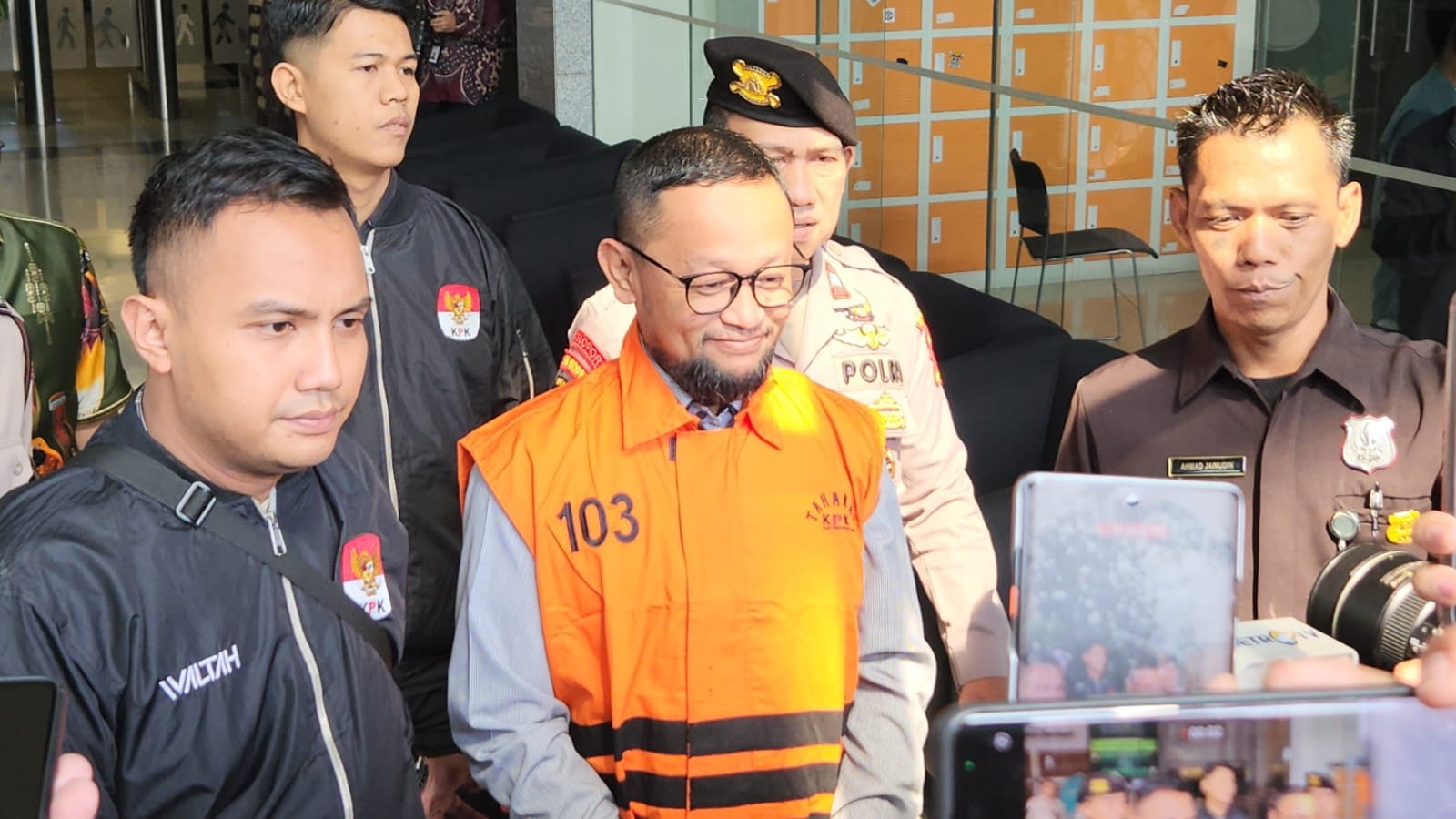 Eks stafsus Menag Yaqut Cholil Qoumas, Gus Alex resmi ditahan KPK, Selasa (17/3/2026). (BeritaNasional/Panji)