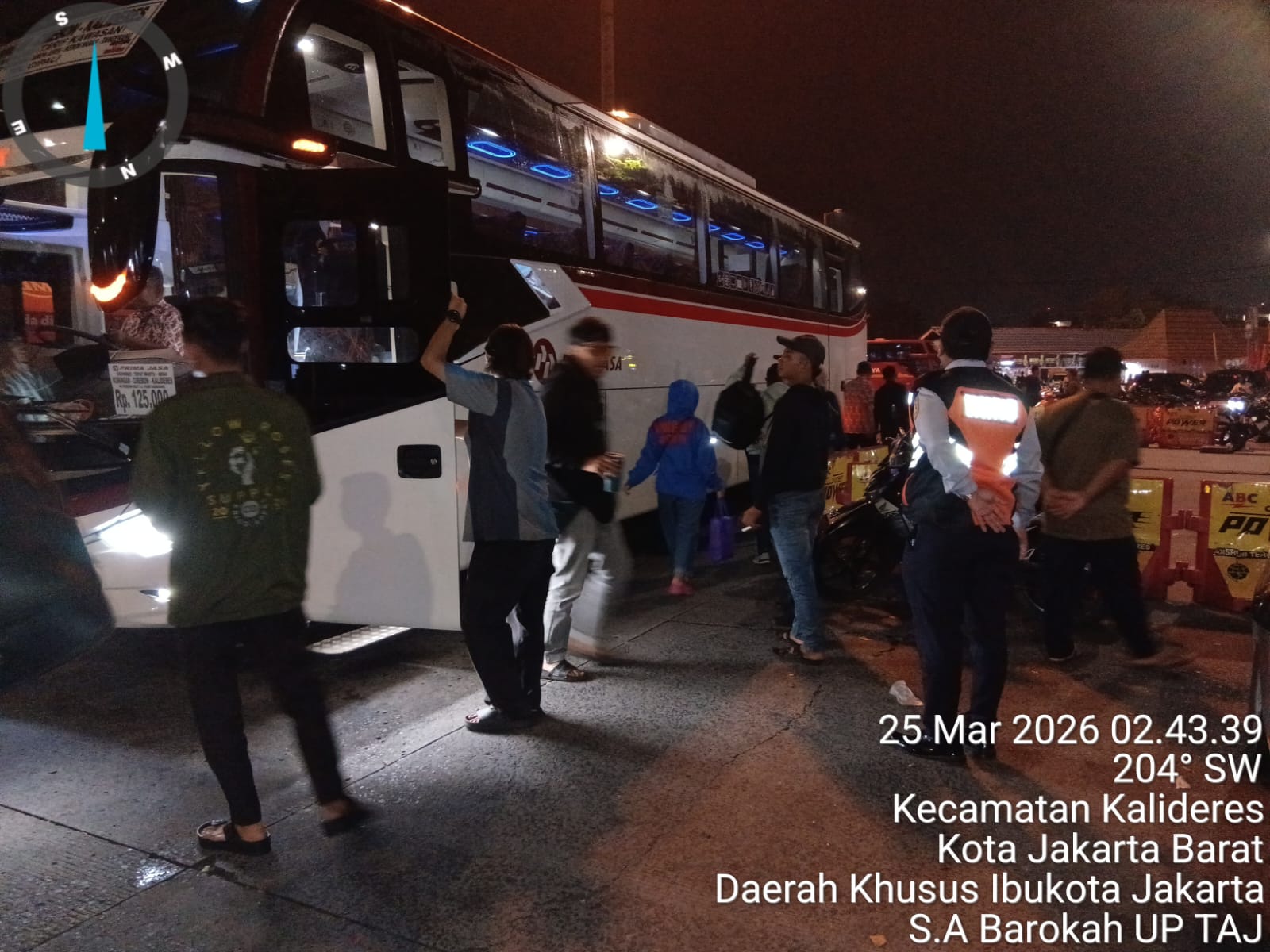 Suasana di terminal Kalideres dini hari tadi. (Foto/istimewa)