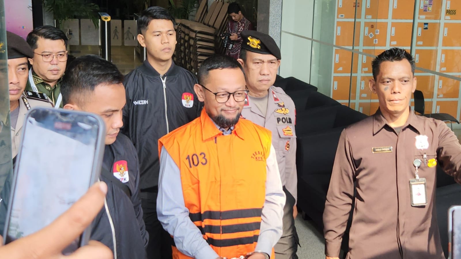 Tersangka korupsi kuota haji Ishfah Abidal Aziz (Gus Alex) memakai rompi oranye. (BeritaNasional/Panji)