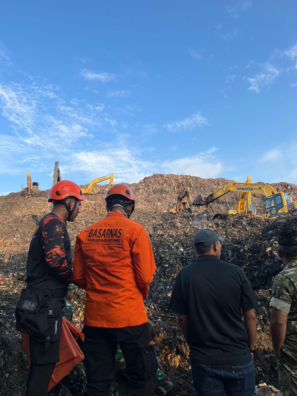 Tim SAR Gabungan evakuasi korban longsor di TPA Bantar Gebang, Bekasi, Jabar, Minggu (8/3/2026). (BeritaNasional/Basarnas)