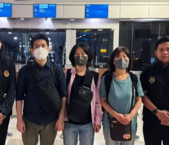 Ketiga WNA Korea Selatan (tengah) yang dideportasi karena tinggal secara ilegal. (BeritaNasional/IG Imigrasi Belawan)