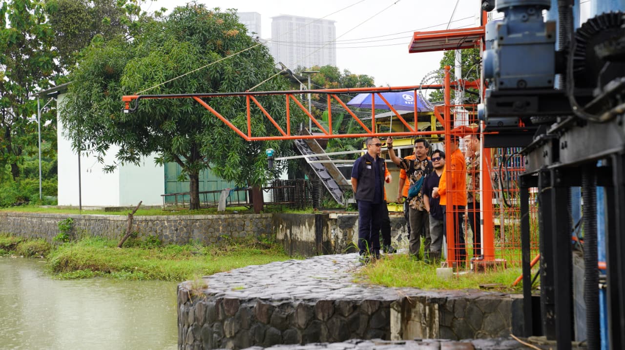 BNPB dan Pemkot Bekasi melihat alat peringatan dini banjir Kota Bekasi. (BeritaNasional/dok BNPB)