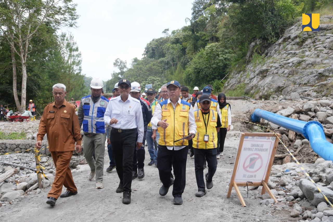 Menteri PU Dody Hanggodo tinjau penanganan longsor tebing di Aceh Tengah. (BeritaNasional/dok KemenPU)
