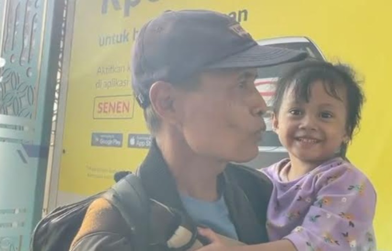 Kakek Sardio mudik dengan cucunya (Beritanasional/Bachtiar)