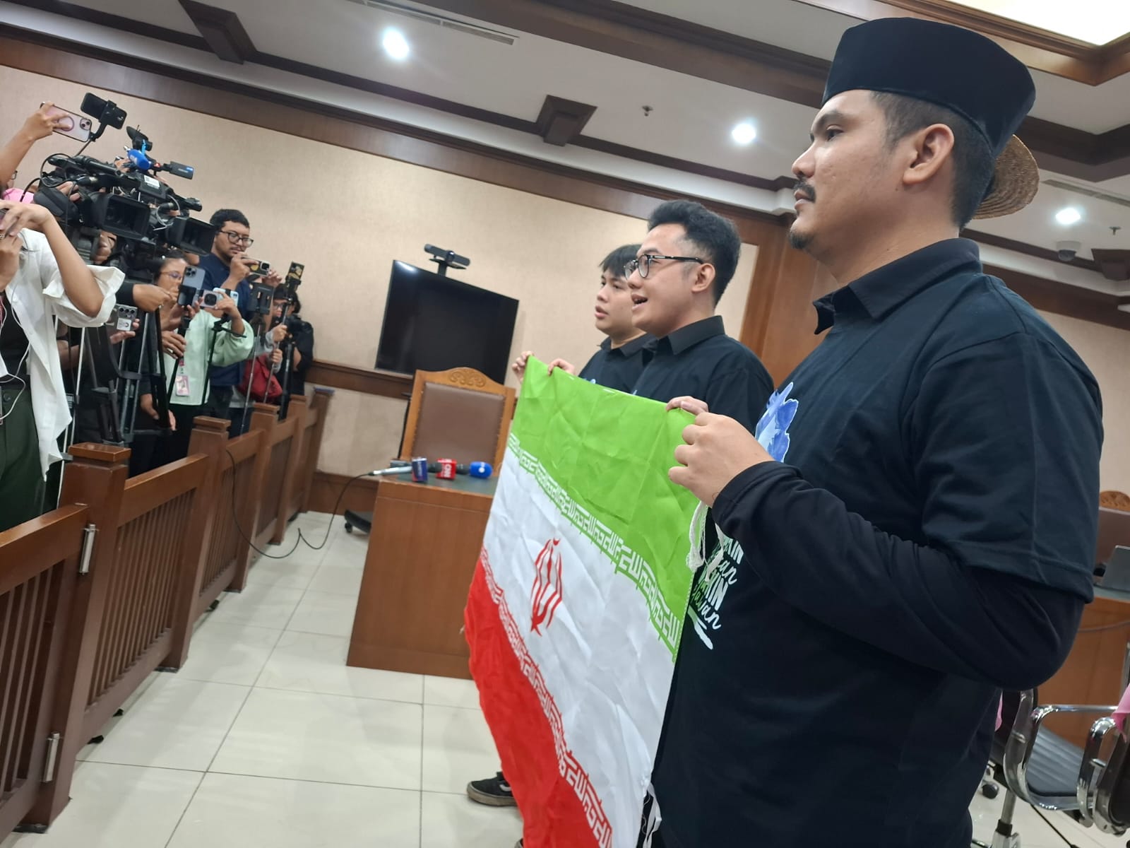 Delpedro dan kawan-kawan saat setelah diputus bebas (Foto/istimewa)