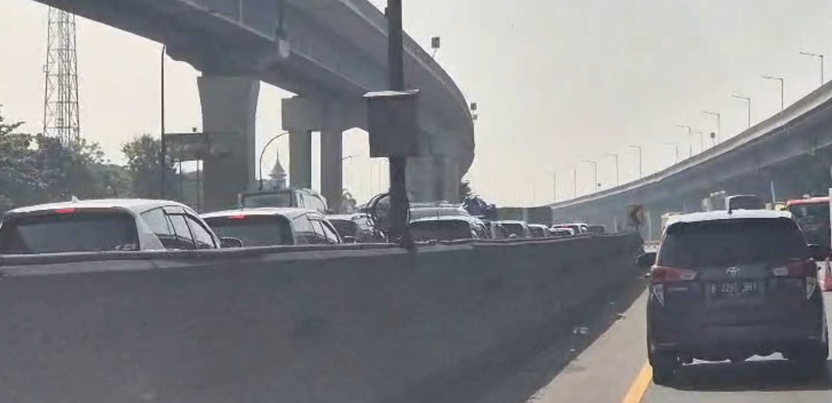 Padat Merayap Kendaraan di Tol Japek. (BeritaNasional).