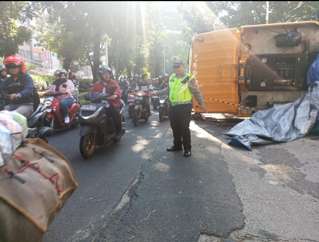 Masih macet, polisi atur lalu lintas kawasan Tebet akibat truk crane terguling tadi pagi. (BeritaNasional/Bachtiarudin)