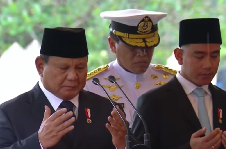 Presiden Prabowo Subianto dan Wakil Presiden Gibran dalam upacara pemakaman Wakil Presiden ke-6 RI Try Sutrisno. (Foto/tangkapan layar)