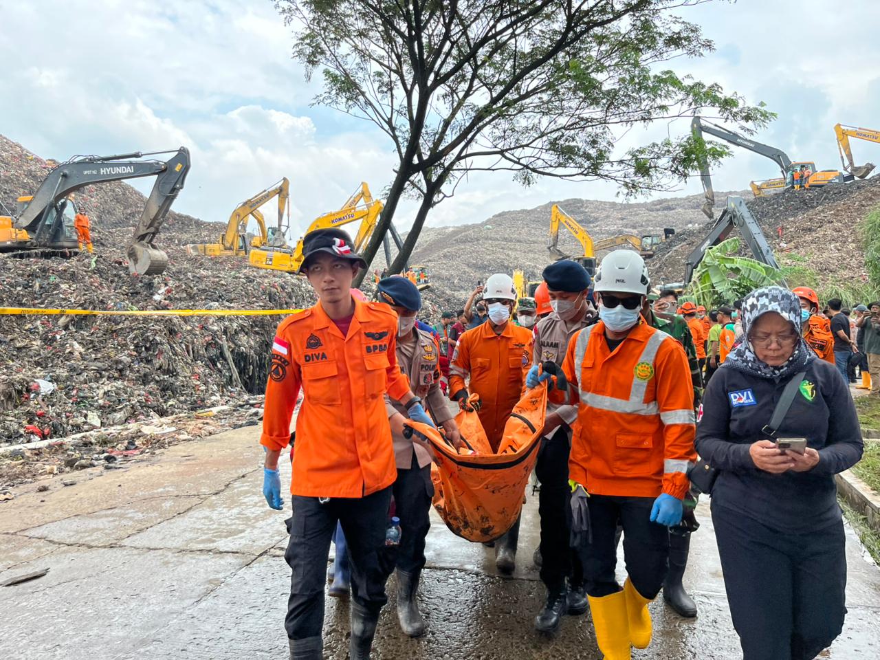 Proses evakuasi korban longsor TPST Bantargerbang, Bekasi, Jabar, Senin (9/3/2026)
