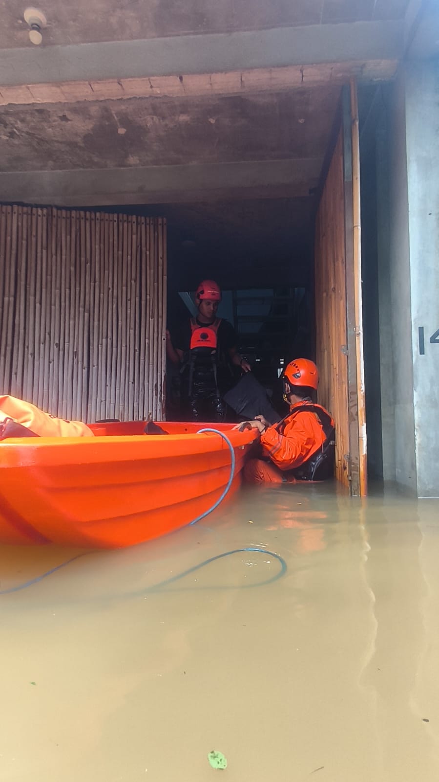 Petugas sedang mengevakuasi korban banjir Jakarta. (Foto/BPBD Jakarta)